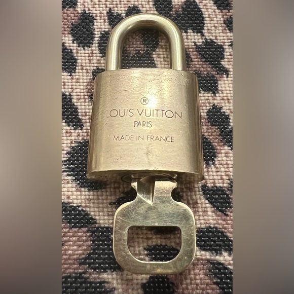 Authentic LV #319 lock & key - Picture 3 of 6